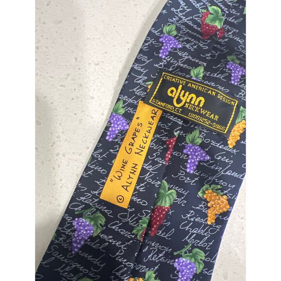 Alynn Neckwear men’s Wine Grapes silk tie - Picture 3 of 4